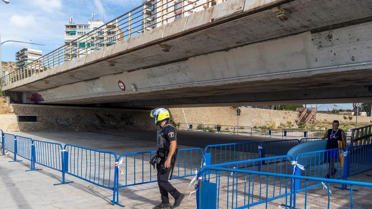 El acceso a la playa de la Albufereta de Alicante por la rambla del Juncaret, restringido parcialmente