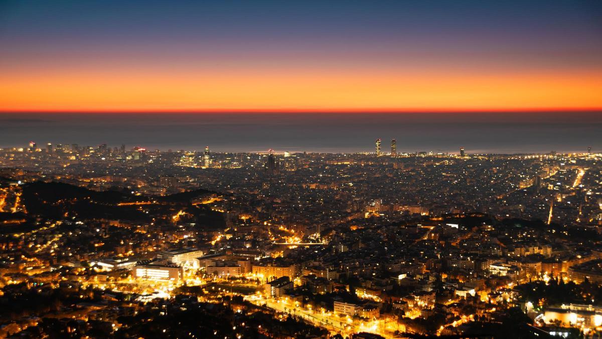 Aspecto típico de la luz crepuscular con un anticiclón sobre el territorio, en Barcelona, el 25 de enero del 2024