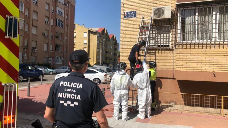 Los bomberos acceden a la vivienda de un hombre de 86 años por la ventana