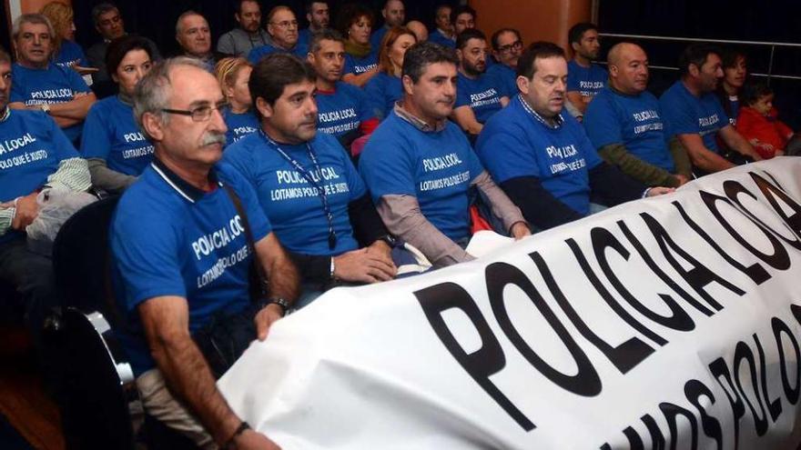 Agentes en conflicto, durante el pleno de ayer. // R. Vázquez