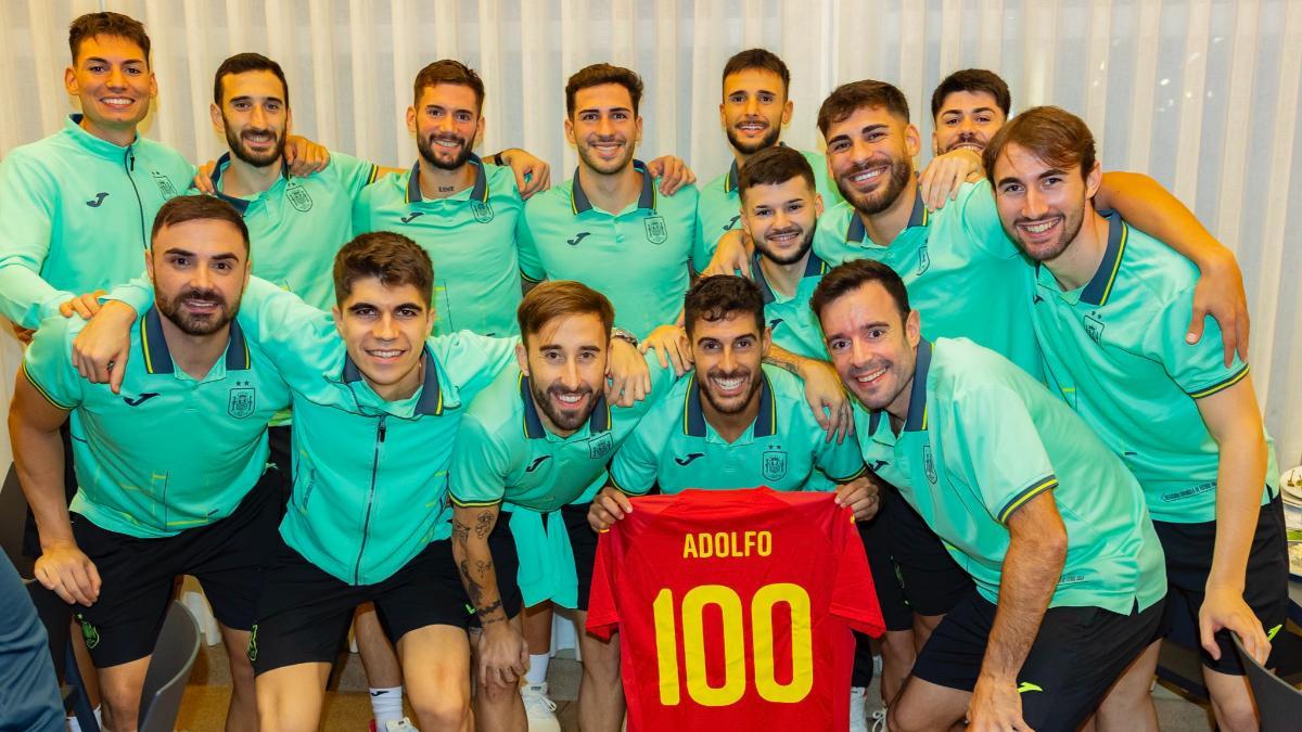 Adolfo recibió una camiseta de la selección con el dorsal '100'