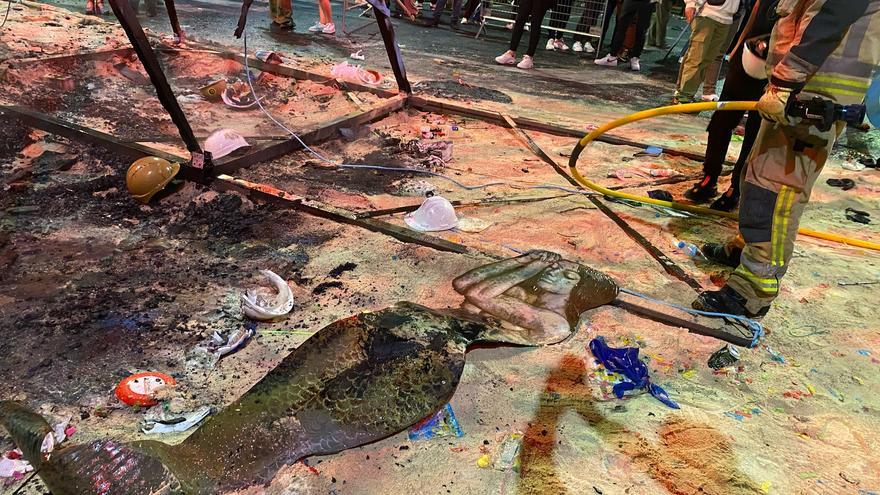 Bomberos rescatan la nereida superviviente de los restos a medio quemar del catafalco