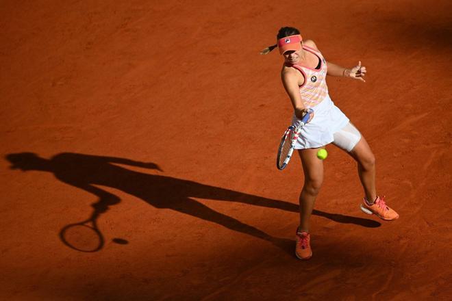 Sofia Kenin se quedó sin doblete tras perder ante Iga Swiatek por un contundente 6-4 y 6-1  en la final de Roland Garros 2020.