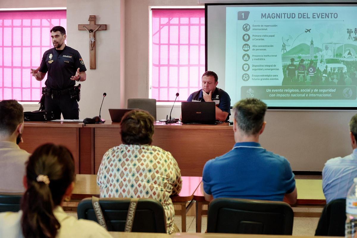 La Policía Nacional forma a voluntarios para la visita del papa