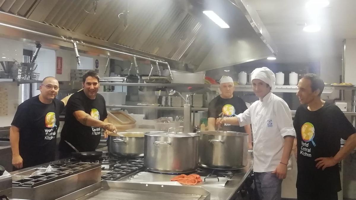 La ONG de Jose Andrés en las cocinas del Parador preparando carne alistana.
