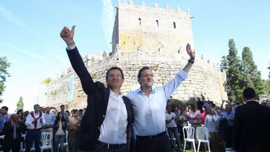 Feijóo y Rajoy saludan a los simpatizantes y militantes del PP que acudieron al acto de apertura del curso político en Soutomaior. / ricardo grobas