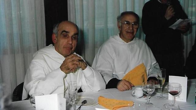El padre Pedro López, a la izquierda, junto al padre Basilio Cosmen, en una comida celebrada con exalumnos de los Dominicos. | A. A. D.
