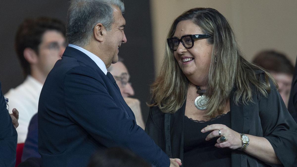 Joan Laporta, presidente del Barça, y Elena Fort, vicepresidenta institucional, a la llotja de l’Estadi Olímpic Lluís Companys durant un partit del Barça.