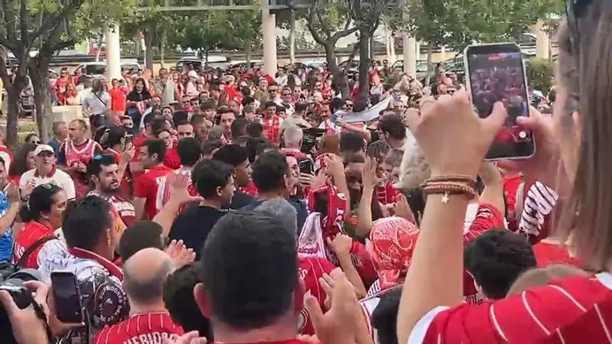 Así ha recibido la afición del UCAM Murcia a los jugadores antes del partido decisivo ante el Barça
