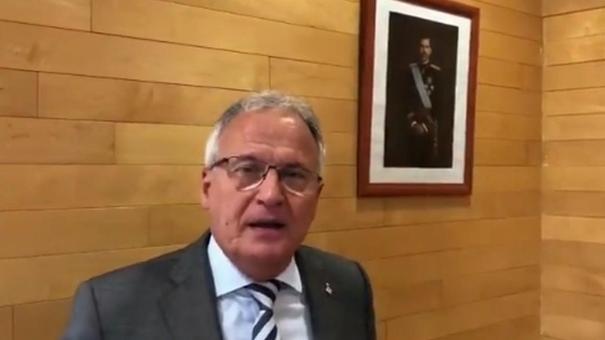 Josep Bou, junto a un retrato de Felipe VI en su despacho del Ayuntamiento de Barcelona.