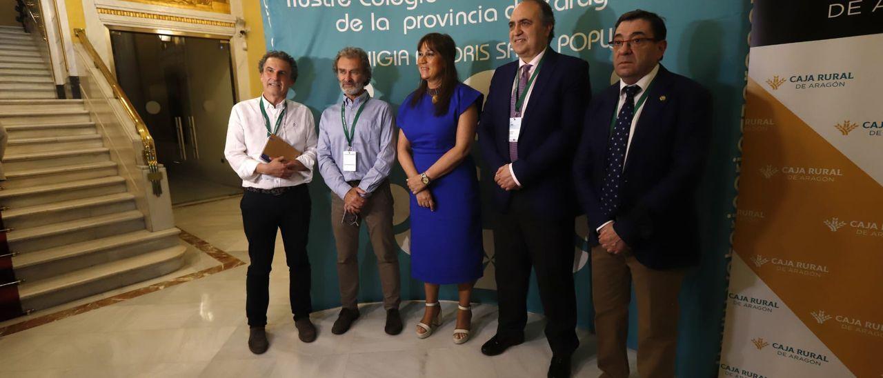 Simón (el segundo por la izquierda) junto a la consejera de Sanidad, Sira Repollés, y otros participantes, este sábado en las jornadas de Veterinaria.