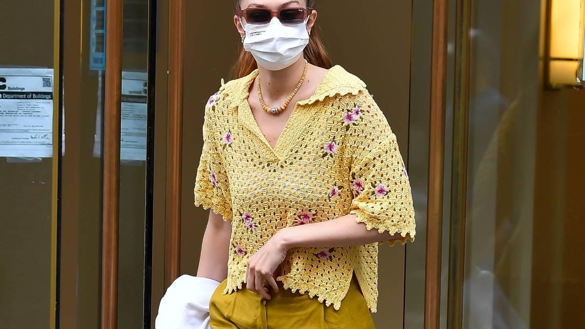 Gigi Hadid con polo de crochet amarillo