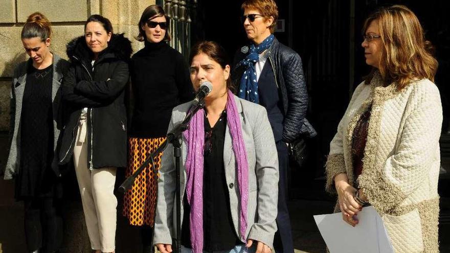 La edil de Igualdade, Tania García, acompañada de Teresa Brianes, que este año fue la encargada de leer el manifiesto. // I. A.