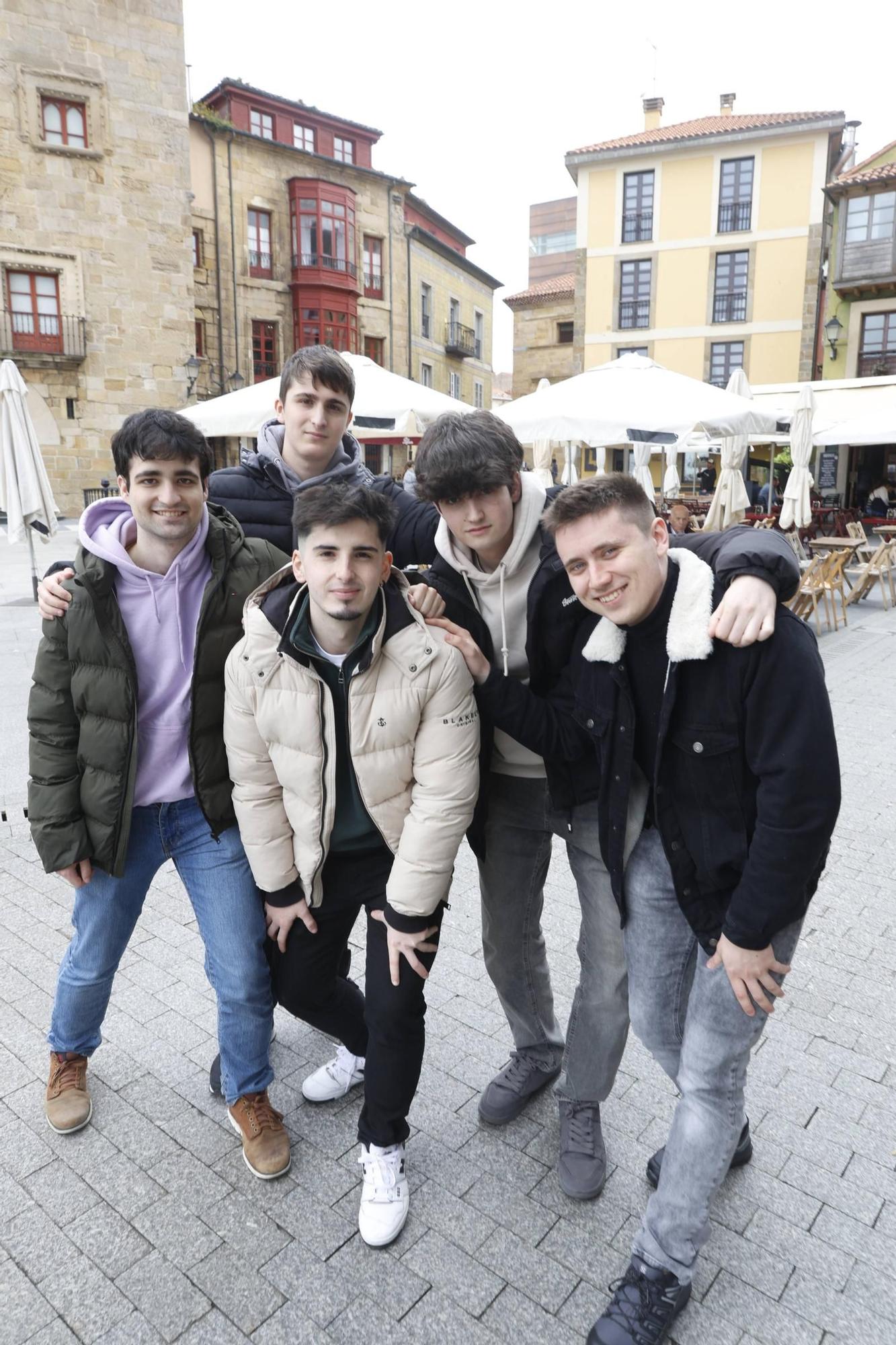 Los turistas inundan plazas y bares en el inicio del puente: "Gijón engancha" (en imágenes)