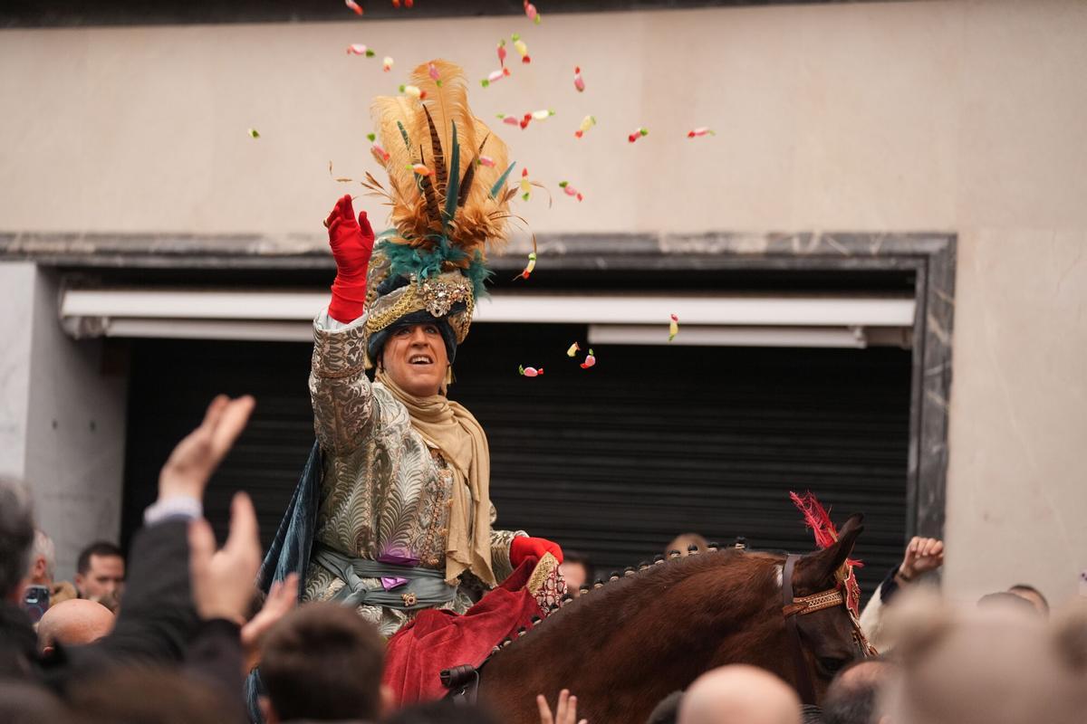 El Heraldo de los Reyes Magos de Sevilla, que este año ha sido encarnado por el empresario sevillano Sergio García.
