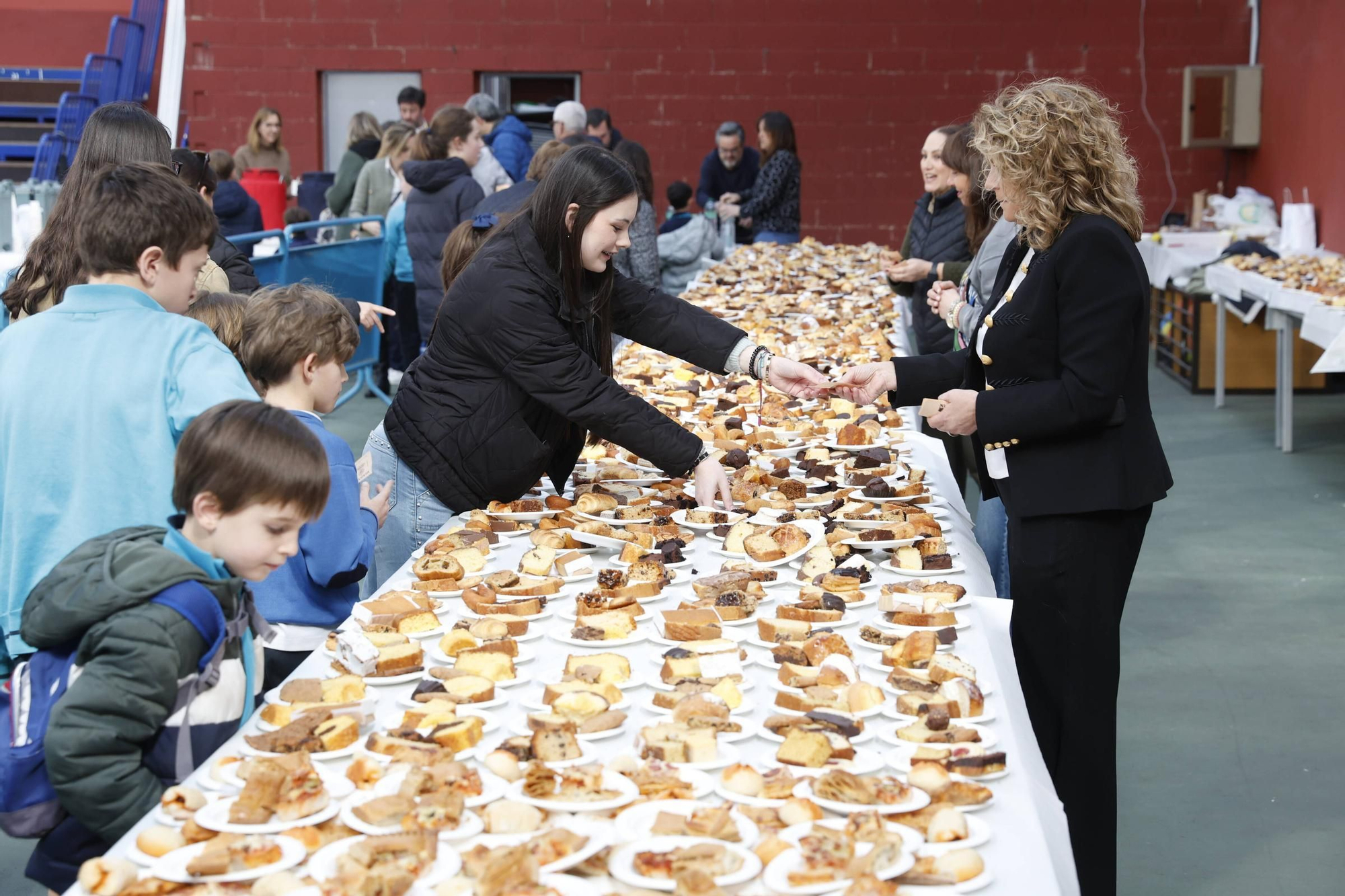Así fue la merienda solidaria en los jesuitas de Gijón (en imágenes)