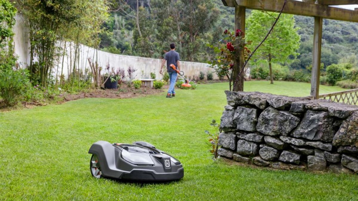 Una máquina cortacésped similar a la robada en A Coruña y recuperada en Vigo por la Policía Local.