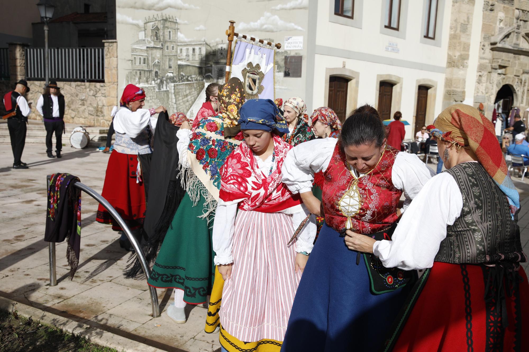 En imágenes: Gijón celebra el Día de León con bailes y el desfile de pendones