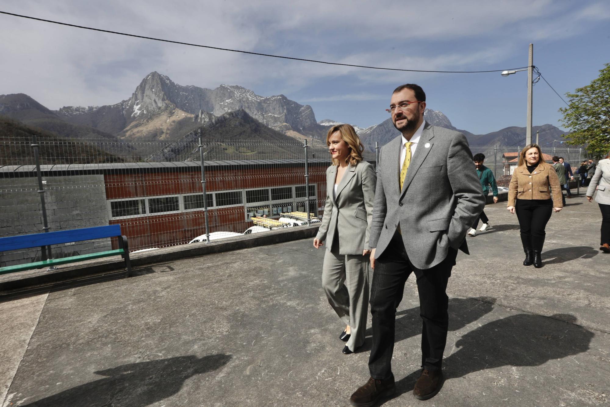 La ministra de Educación, Pilar Alegría, de visita en Asturias.