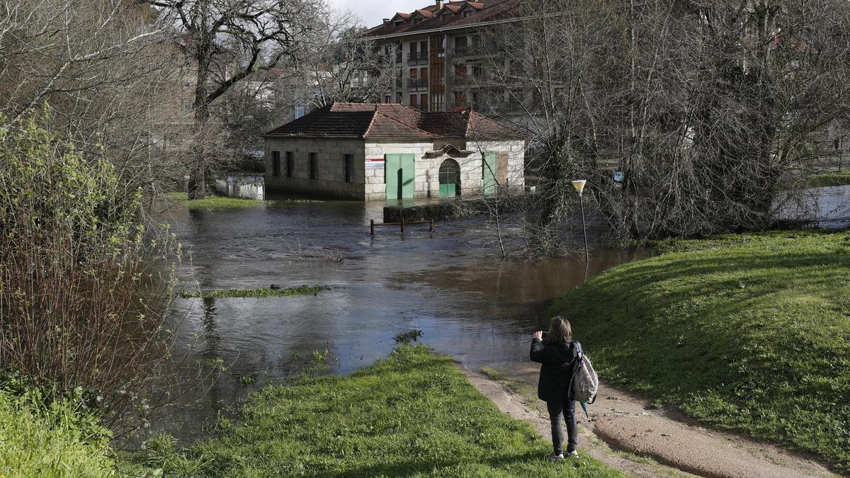 La crecida del río Miñor provoca inundaciones a su paso por Gondomar