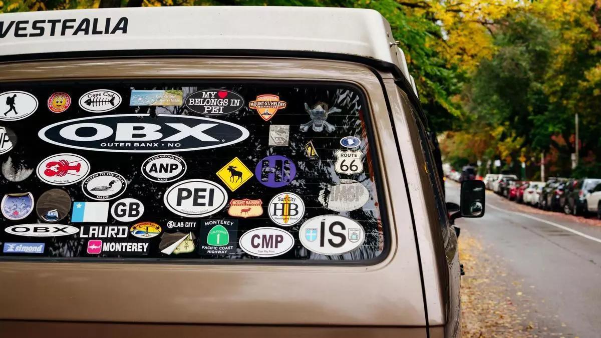 Un coche decorado con pegatinas.