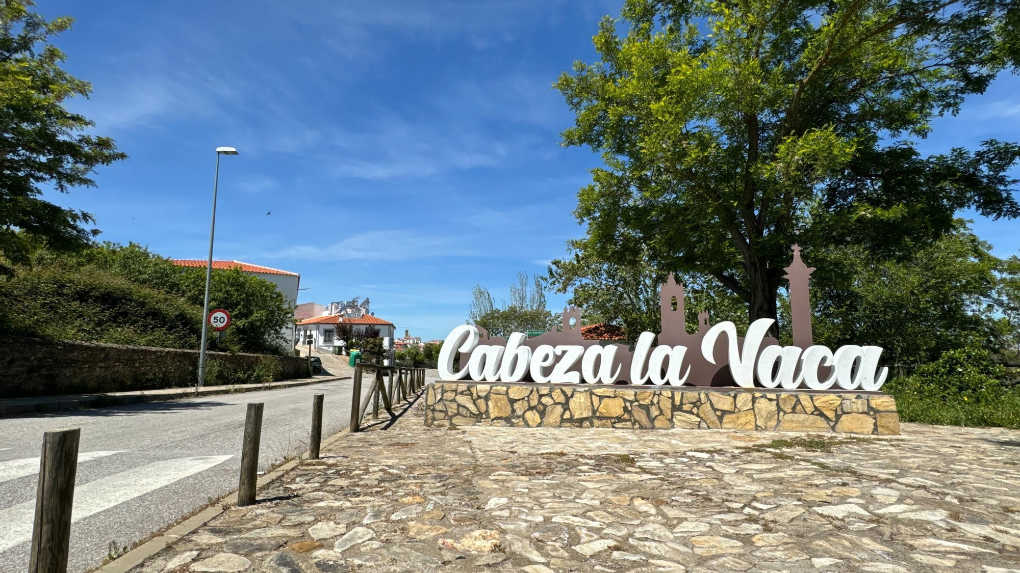 La bienvenida a Cabeza la Vaca