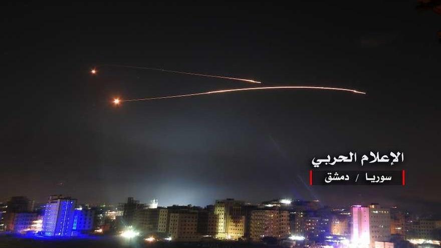 Supuesta intercepción de misiles israelíes sobre Damasco, en una foto oficial siria. // Efe