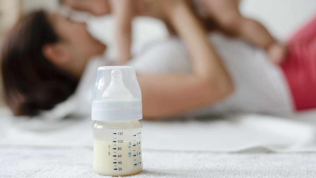 Como el resto de leches, la materna puede tener riesgo de contaminación bacteriana.