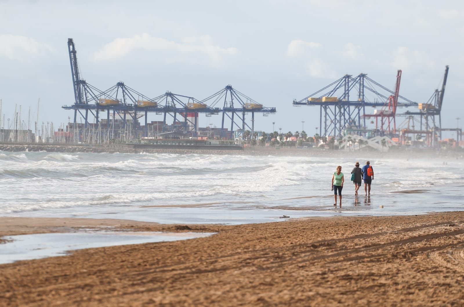 La alerta amarilla en València provoca temporal marítimo