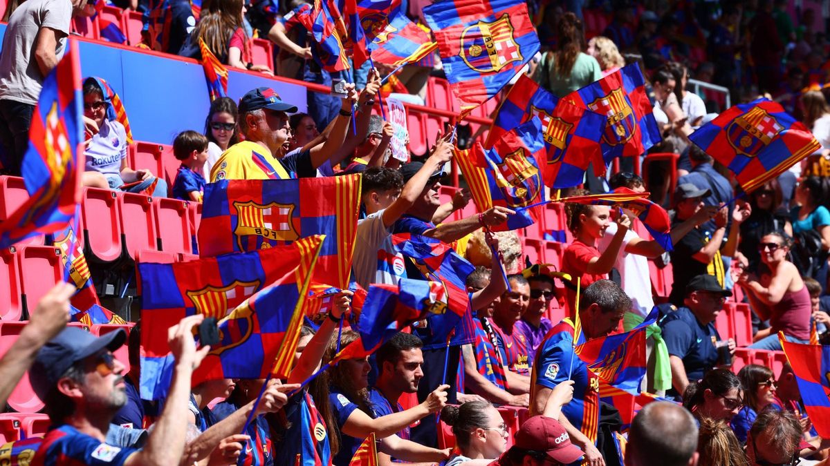 La frustración de los peñistas del Barça ante el vaivén de los estadios: "Es desesperante la forma en que nos tratan"