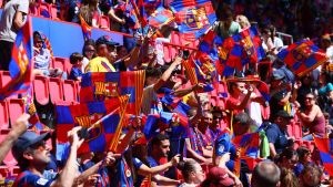 La frustració dels penyistes del Barça davant el vaivé dels estadis: «És desesperant la manera en què ens tracten»