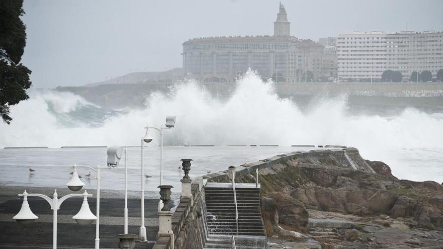 Viento y oleaje en el paseo marítimo en una jornada con alerta por temporal