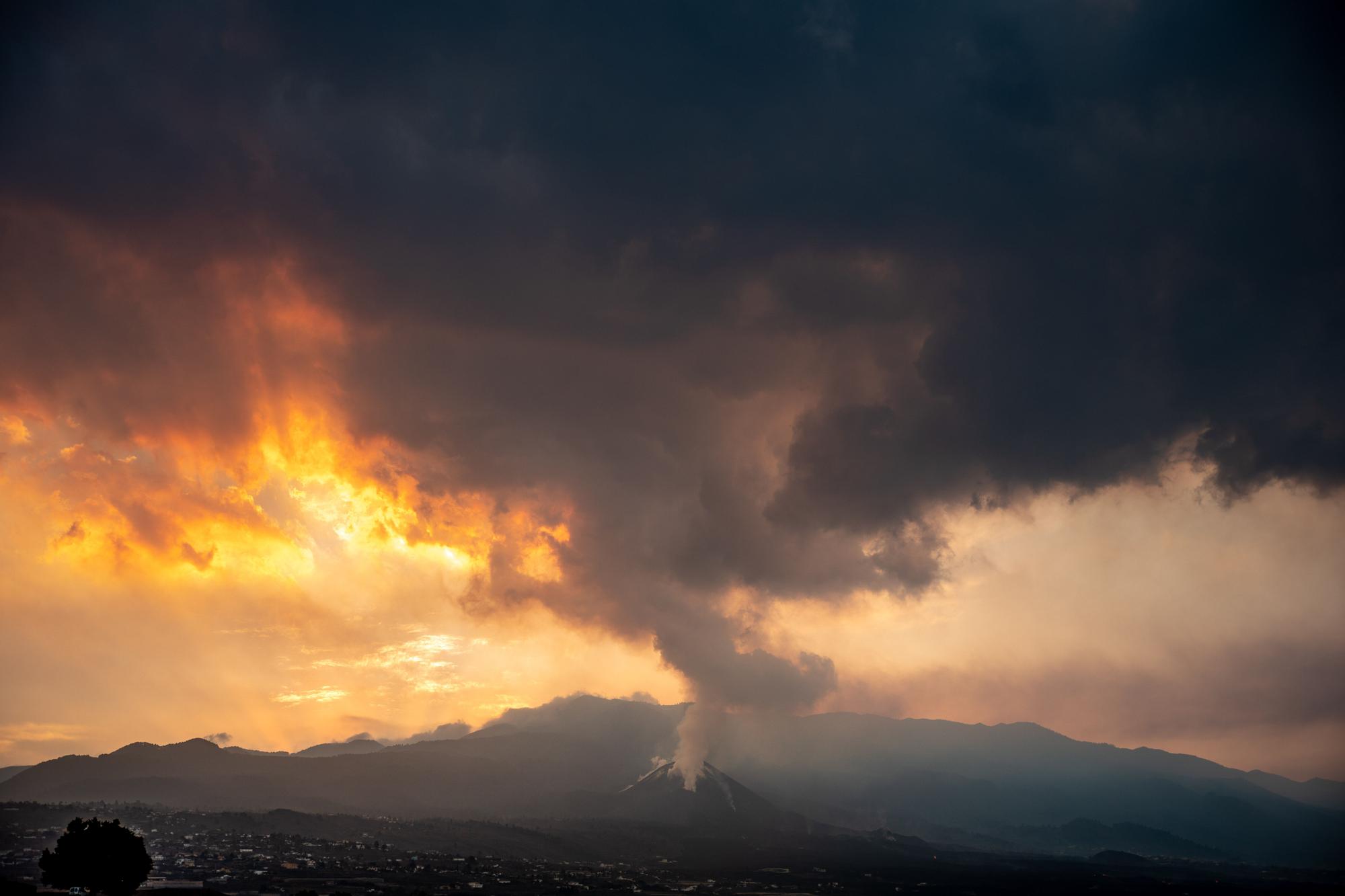 Nube de ceniza y lava que expulsa el volcán de Cumbre Vieja este martes