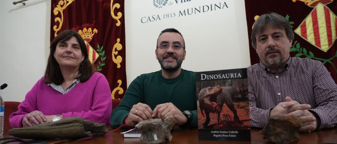 Els paleontòlegs Begoña Poza i Andrés Santos-Cubedo, junt a l'alcalde de Vila-real, José Benlloch, en la presentació del llibre 'Dinosauria'.