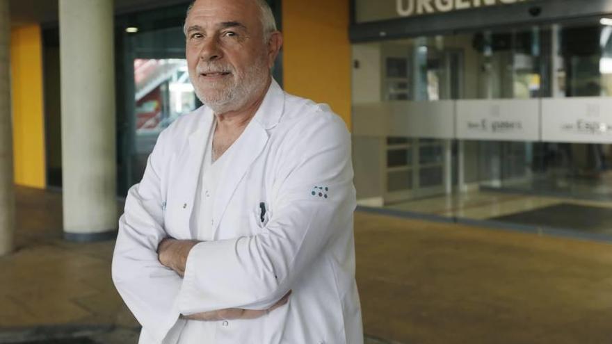 Rafael Berlanga, en una imagen frente a la entrada del servicio de urgencias de Son Espases.