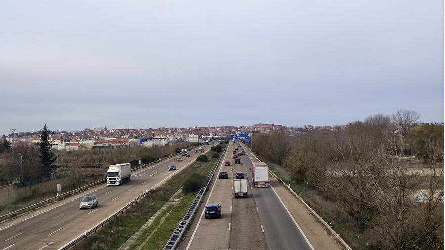 Tráfico denso pero fluido en las autovías A-6, A-66 y A-52 a su paso por Benavente