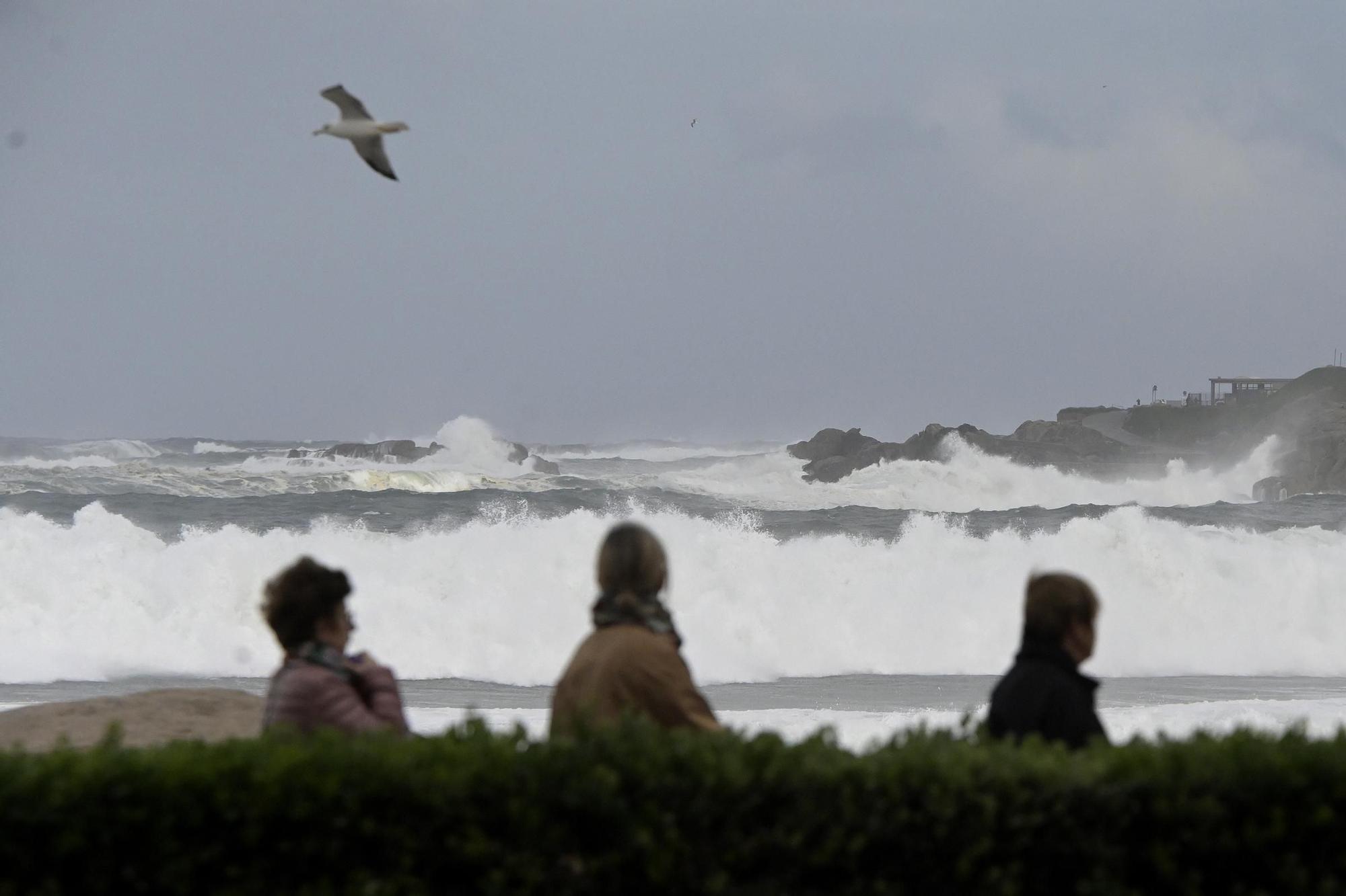 Alerta roja en la costa de A Coruña con olas de hasta diez metros