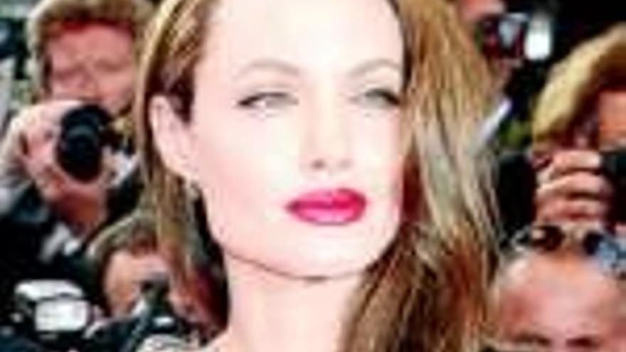 Angelina Jolie
: REJUVENECIMIENTO CON CELULAS DE FETO DE OVEJA