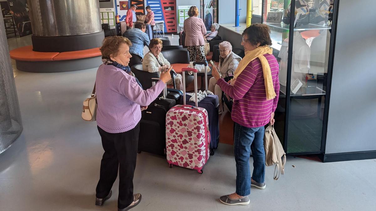 Turistas en la entrada de un hotel de Orpesa.