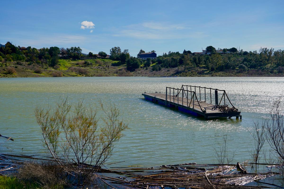 Vista del embalse de la Viñuela, el de mayor capacidad de toda Málaga, que embalsa agua actualmente a su 80%.