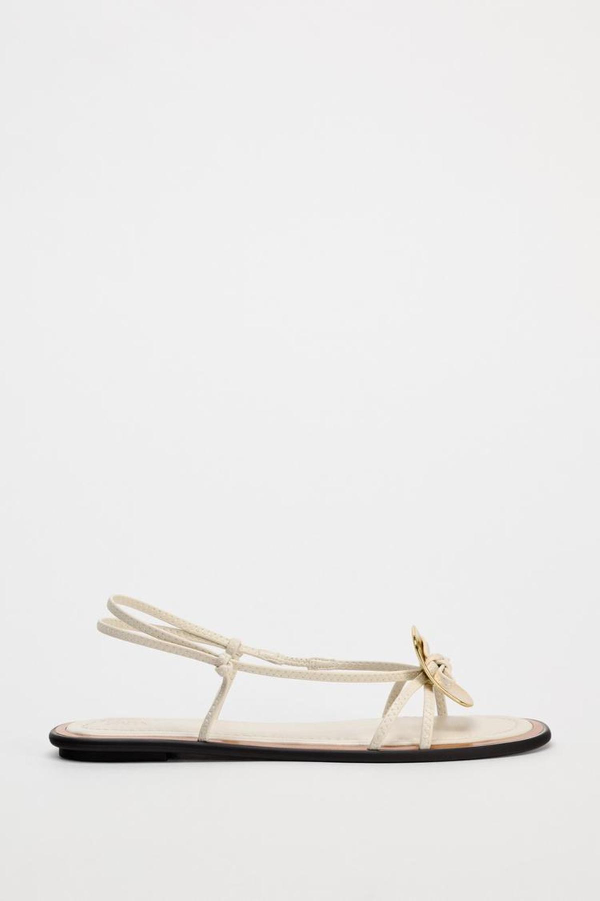 Sandalias blancas con aplique dorado