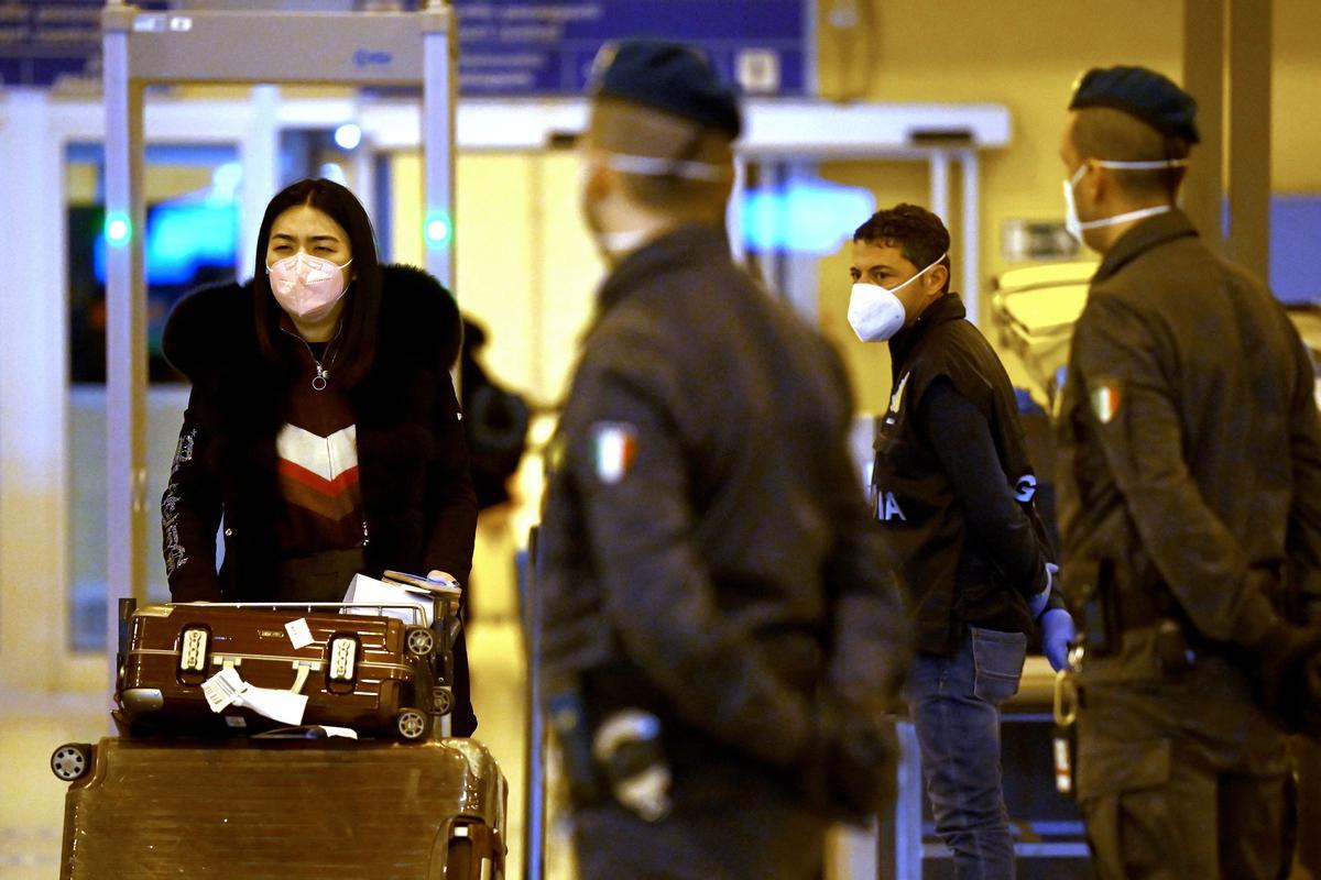 Controles y test covid en el aeropuerto internacional de Fiumicino, en Roma, para los pasajeros procedentes de China.