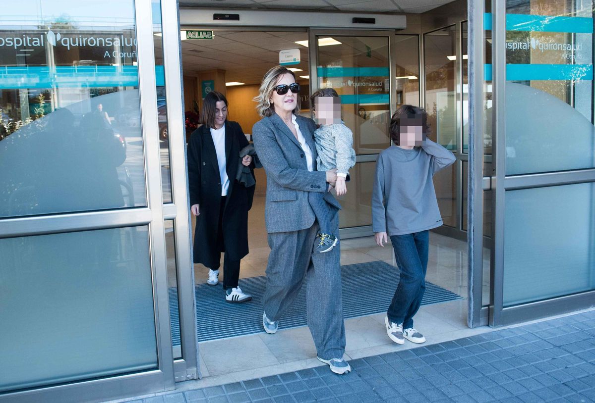 Flora Pérez Marcote, con los otros dos hijos de Marta Ortega, en la puerta del Quirón de A Coruña CASTELEIRO | ROLLER AGENCIA