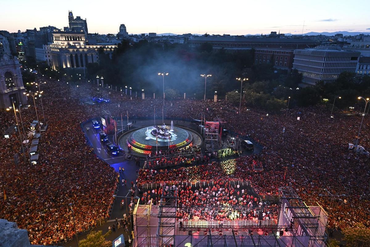 Miles de aficionados se concentran este lunes en Cibeles para celebrar con la selección española el título de campeones de la Eurocopa tras vencer ayer en la final a Inglaterra.