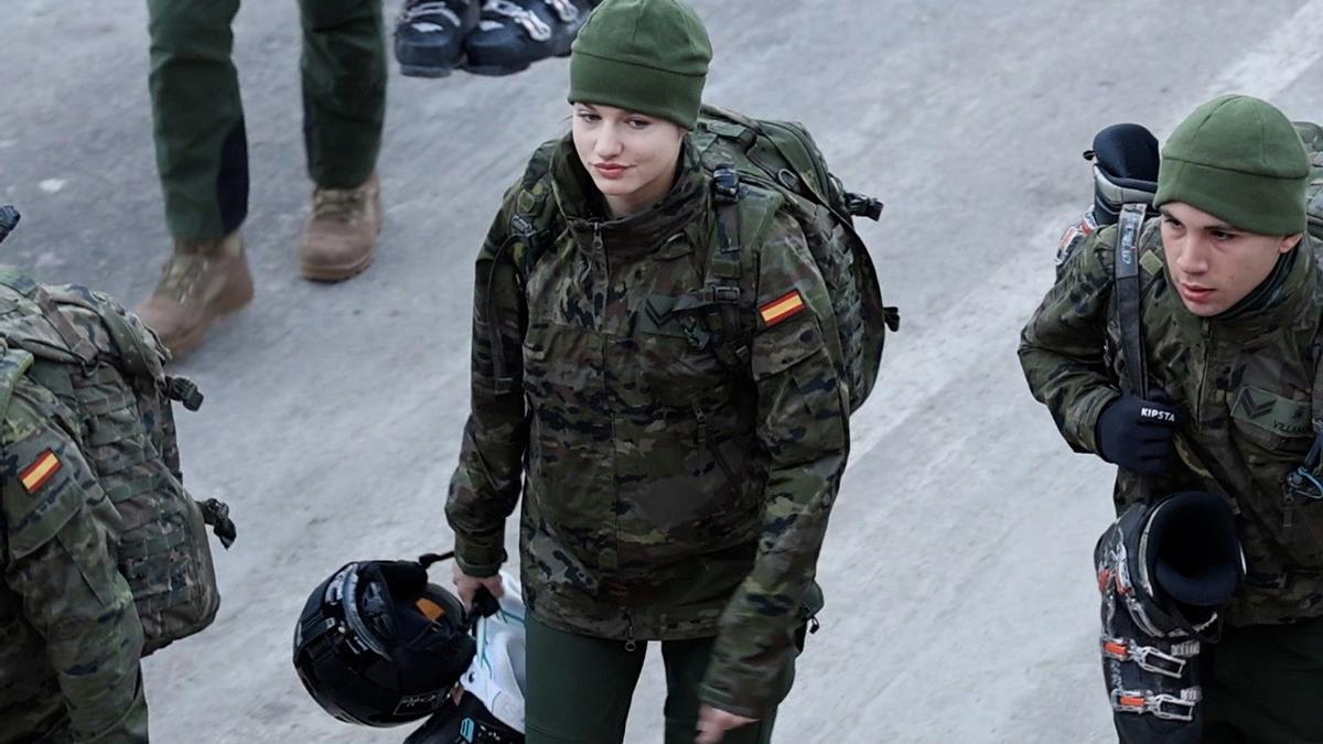 Imágenes de la Princesa Leonor junto al resto de sus compañeros en las maniobras que realizarán en las pistas de Astún en el Pirineo aragonés