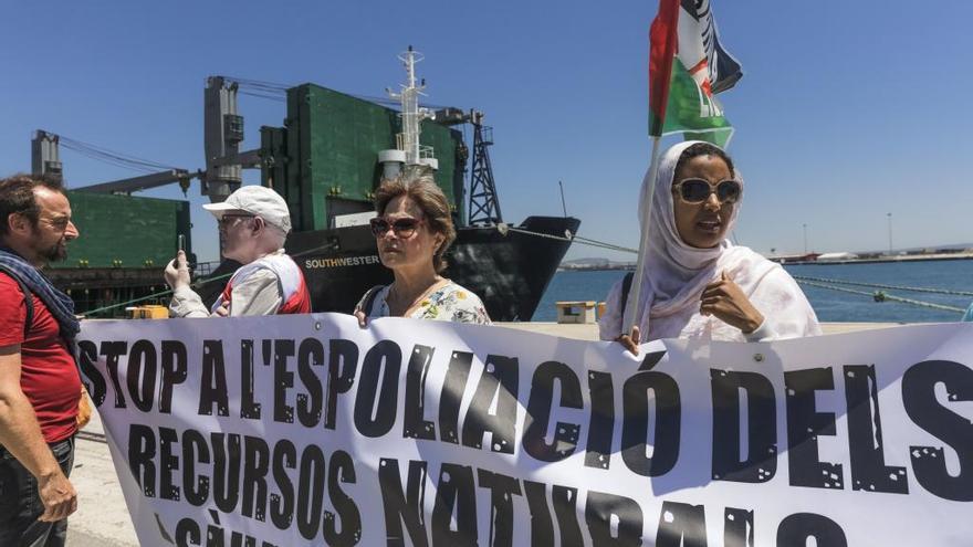 Activistas protestan contra el cargamento de arena.