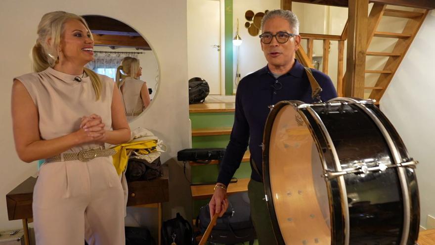 Vanessa Bouza ri cando Boris Izaguirre colle o bombo da banda de Merza. | TVG