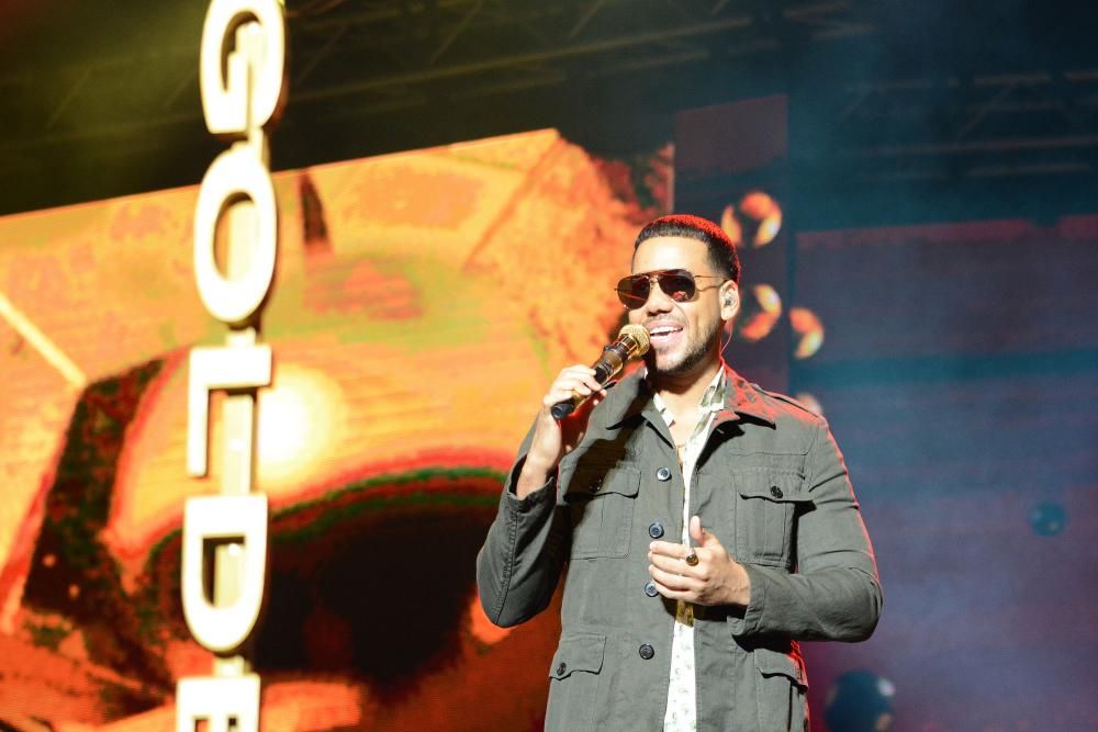 O cantante Romeo Santos subiu ao escenario do Coliseum ane 5.000 persoas cun micrófono dourado e cunha coroa, gafas de sol e ganas de bailar. Repasou os seus éxitos como 'Eres mía, mía, mía'.