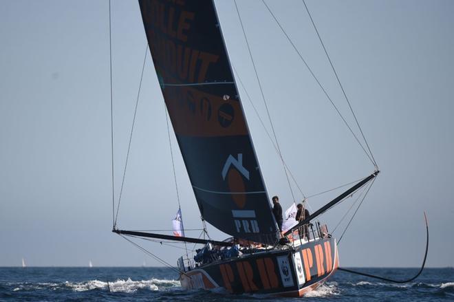 El patrón francés Kevin Escoffier navega en su Imoca 60 manohull PRB mientras participa en la carrera Azimut Trophy de 48 horas, que incluye una vuelta en el Océano Atlántico, el último enfrentamiento antes de la carrera en solitario de la Vendée G