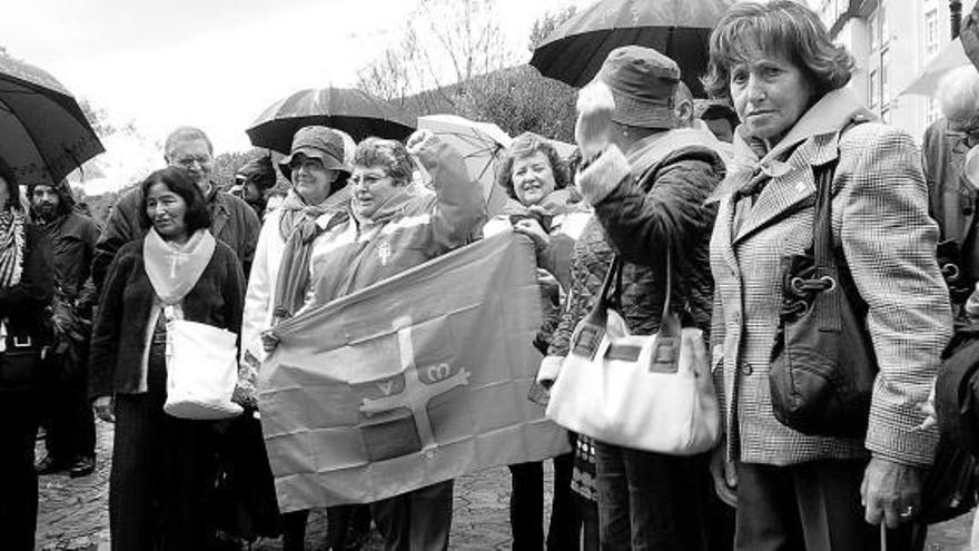 Familiares de asturianos represaliados del franquismo, ayer, en Cedeira.